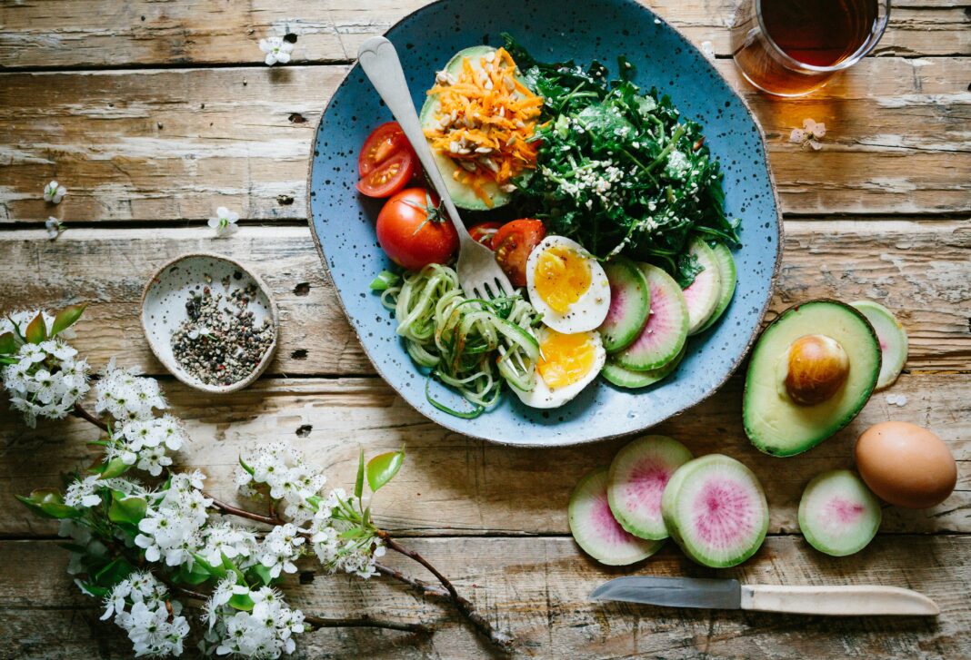 Healthy foods for endurance runners including oats, bananas, quinoa, and leafy greens